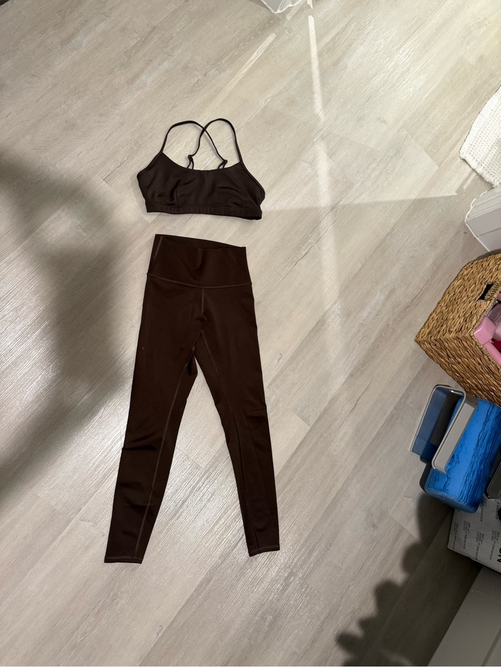 High-Waist Brown Active Set - Alo. Top - M. Legging - XS